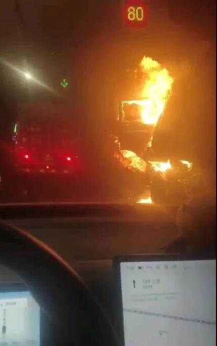 “妈！我可能出不去了！”近日，山东菏泽一位小伙开车经过山西青银高速的宝塔山隧道里