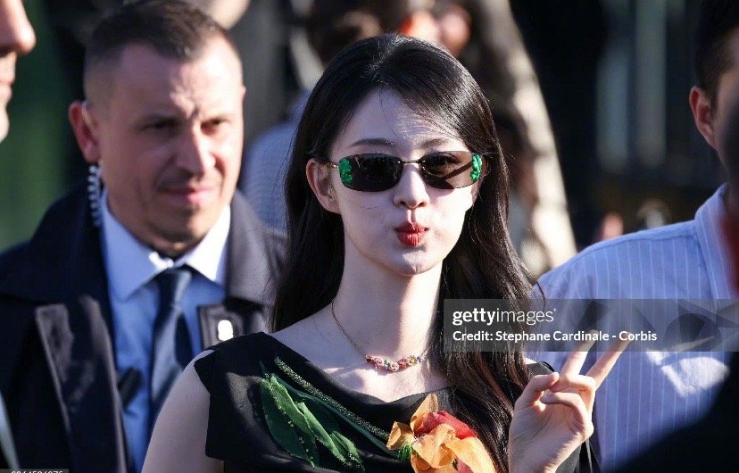 墨镜一戴，红唇一噘，连保镖大哥都忍不住偷偷笑场啦～今天是被王楚然的可爱暴击击中的