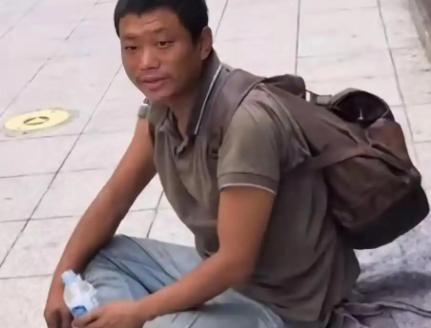 “我不配回中国，没脸见人！”一个中国男人流落巴西街头，靠乞讨勉强度日。等到中国大
