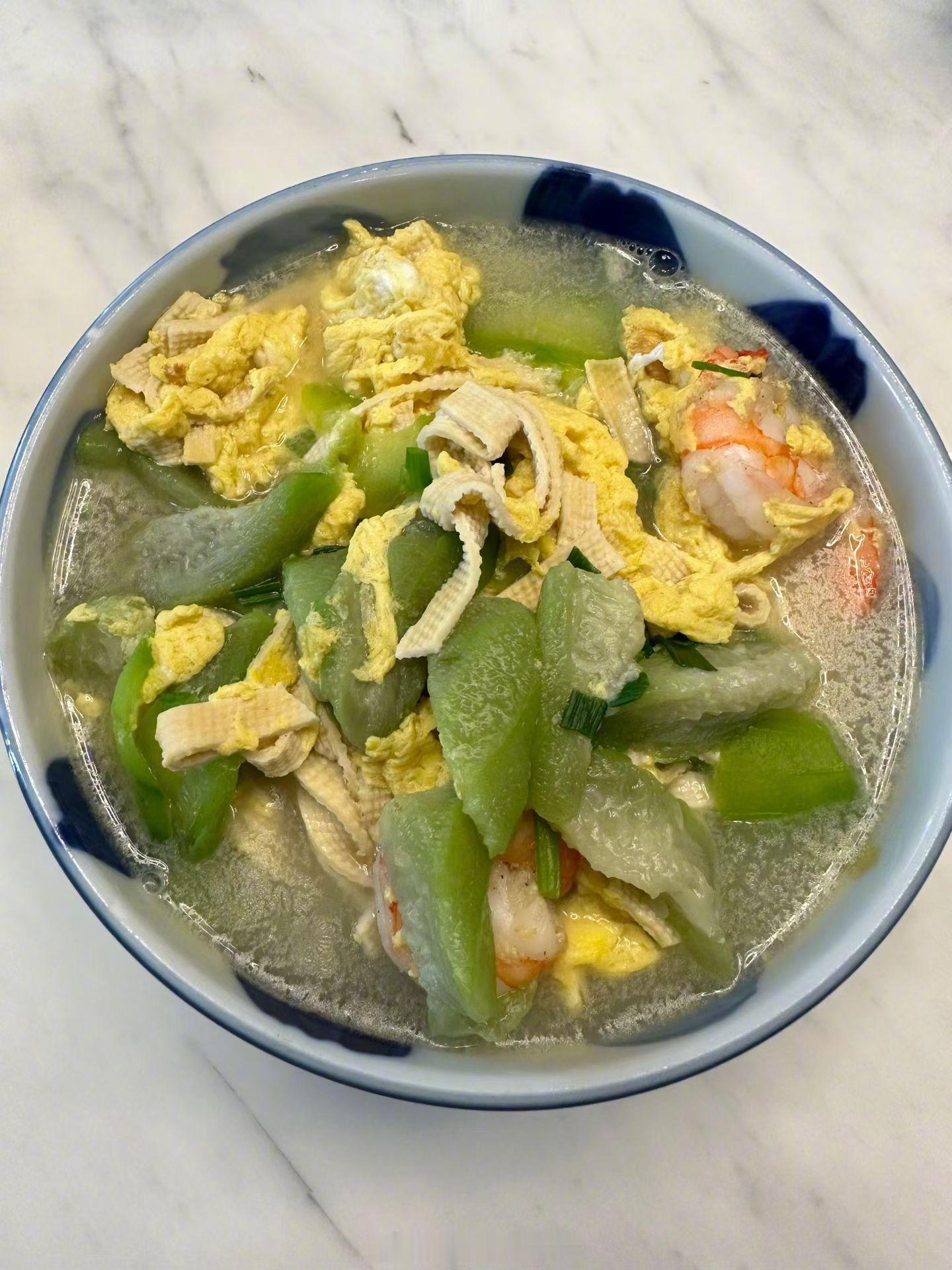 我本周每天一顿饭，每顿一碗菜汤，减肥效果很棒，再加上每周选一天 完全不吃，减肥效