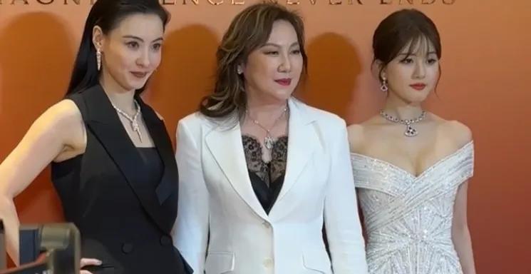 一个是阿姨，一个是小姑娘，看看你们喜欢怎样的吧[捂脸]年轻的张柏芝确实很美，但是