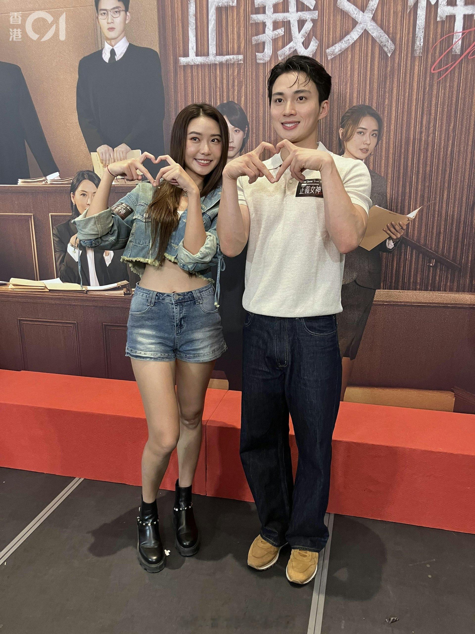 周嘉洛被网友爆料常年抽烟大方承认早年曾模仿梁朝伟吸烟，试过之后并不喜欢周嘉洛20