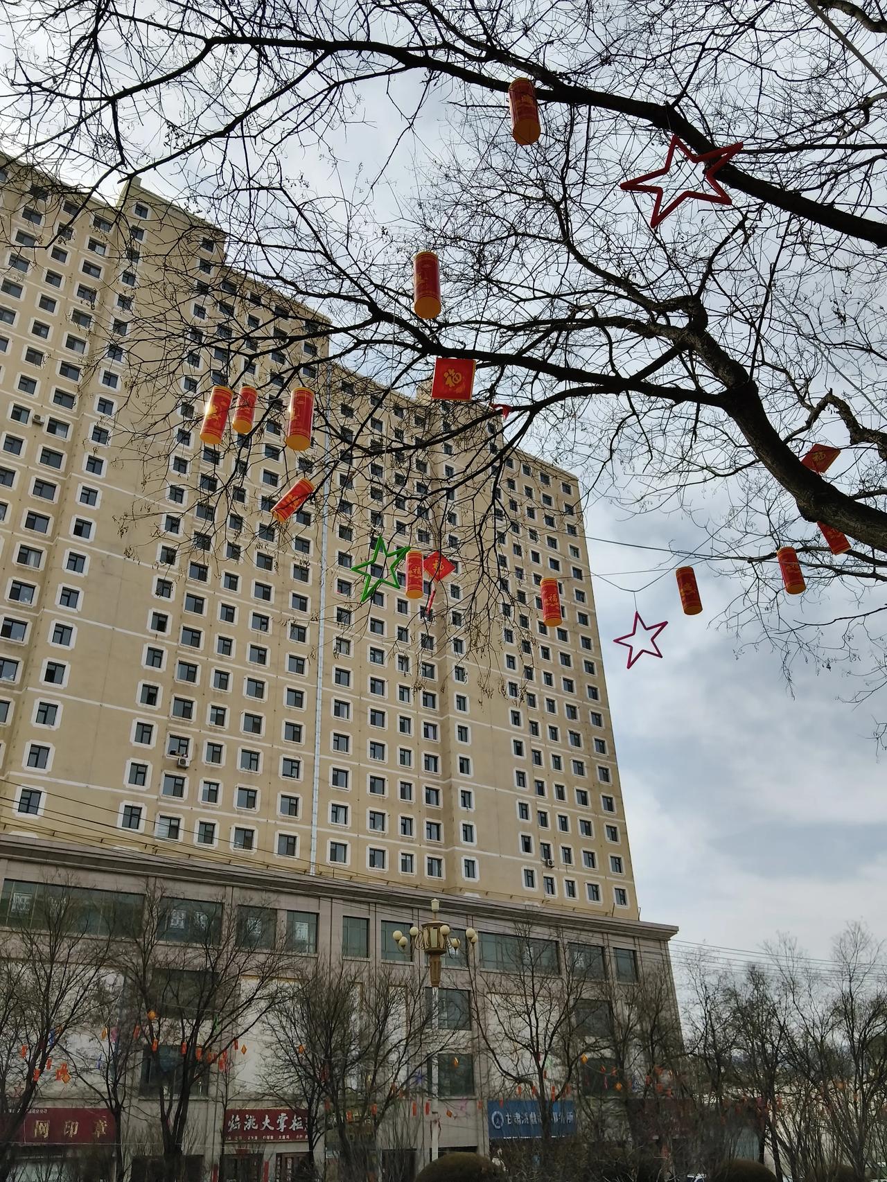 别看它是一个小县城，从县城的南北交通道路来看发展的也很不错，道路很宽敞，也很干净