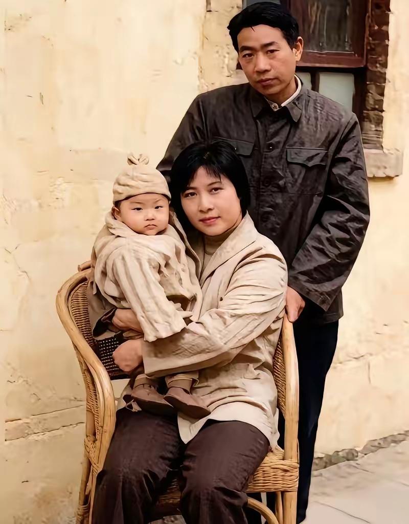 也不知道神通广大的网友，在哪找到了这张照片
 
照片中的男子是后来的文坛大佬，椅