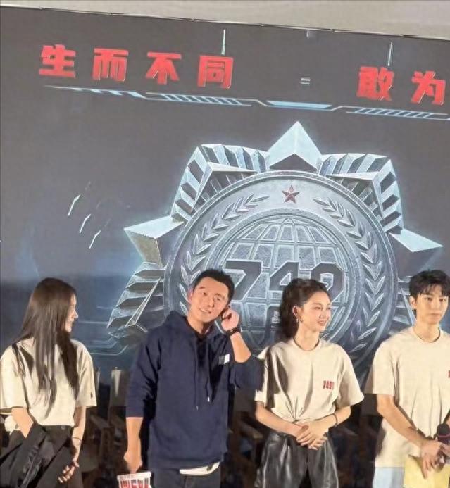 娱乐圈里又爆出一大喜事！郑恺和苗苗这对小夫妻，竟然三年抱了三胎，这速度简直是光速