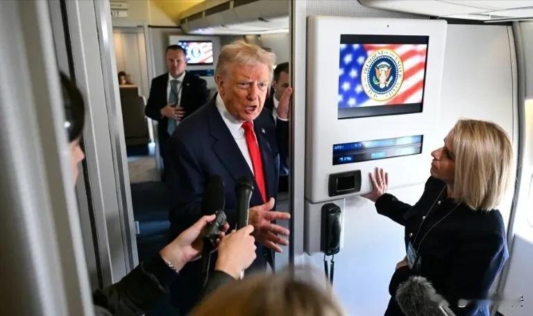 特朗普：你是哪家媒体？问题太糟糕
今天晚上，特朗普在空军一号十分生气地批评了一位