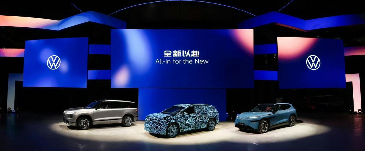 今天大众品牌之夜带来了3款新车，我们来看一下都有哪些：
①金标大众的与众08官宣