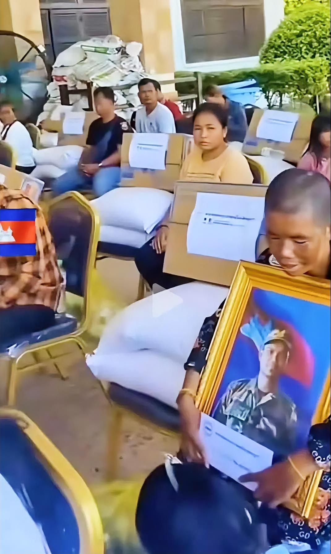 柬埔寨为阵亡的士兵家属发放两袋大米，一箱泡面，10瓶鱼露。看到这，我还能说什么呢