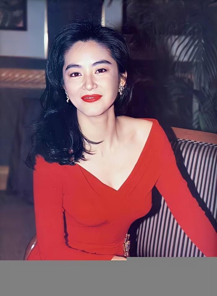 你现在闭眼睛想东方不败。
是不是还是那身红？
酒壶一扬，睫毛上都沾着江湖气。
后