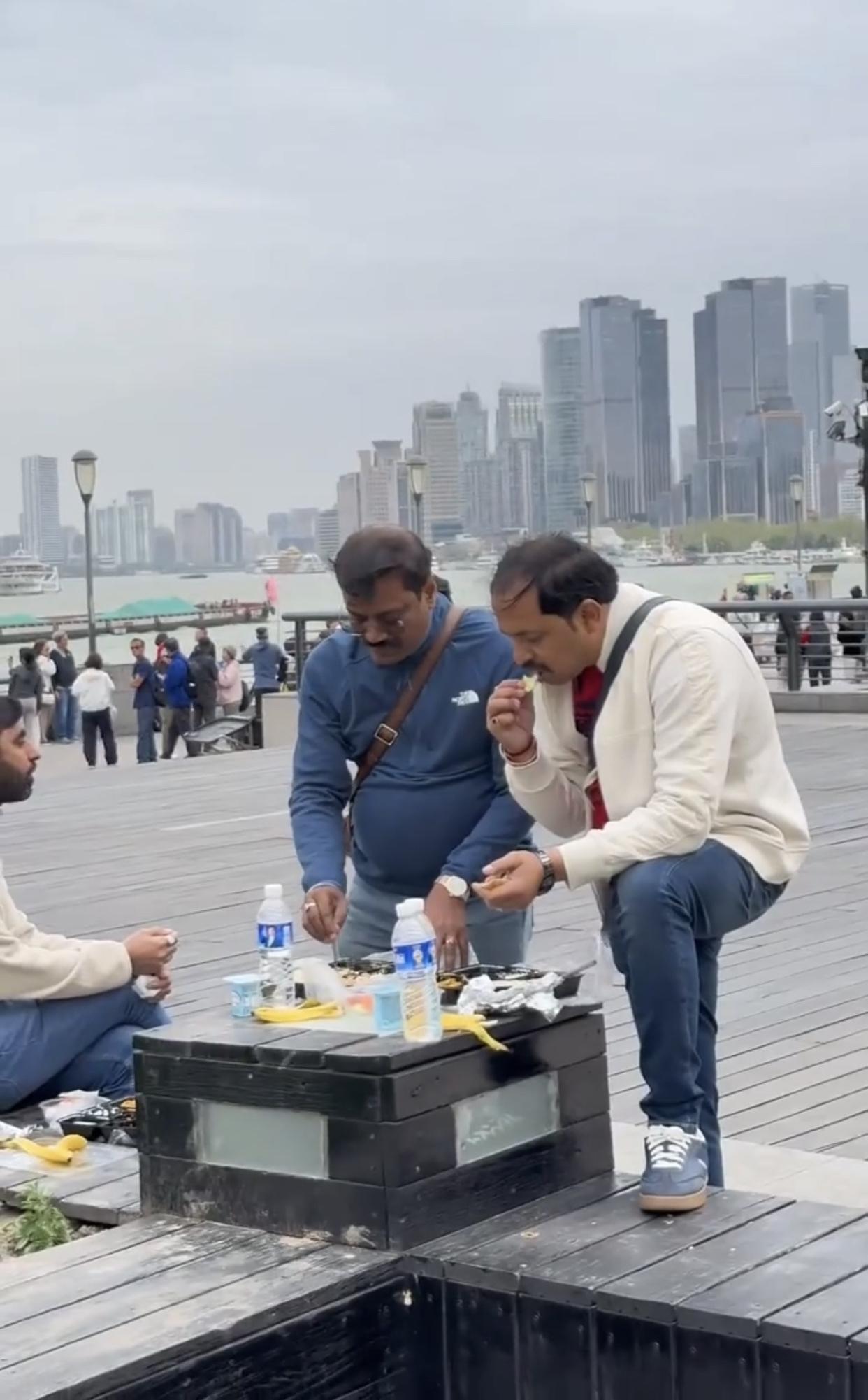 一些印度人来中国上海旅游，在欣赏上海外滩的风景时，他们自己也成为了“独特”的风景