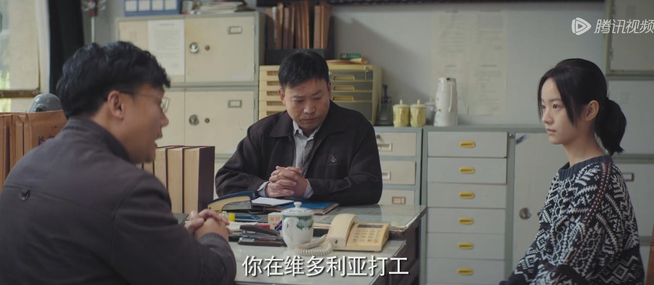 大学保卫处的干事问清纯的女大学生：陪酒陪睡，你有没有参与三陪活动？女大学生否认：