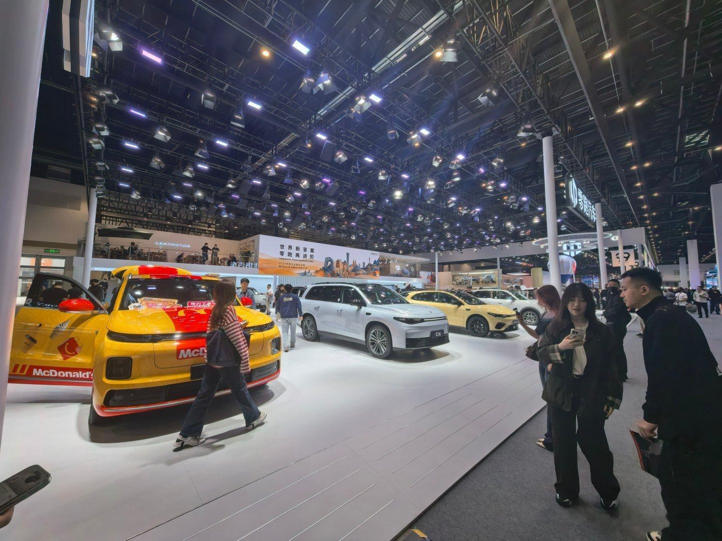 零跑的展台车都停满了 