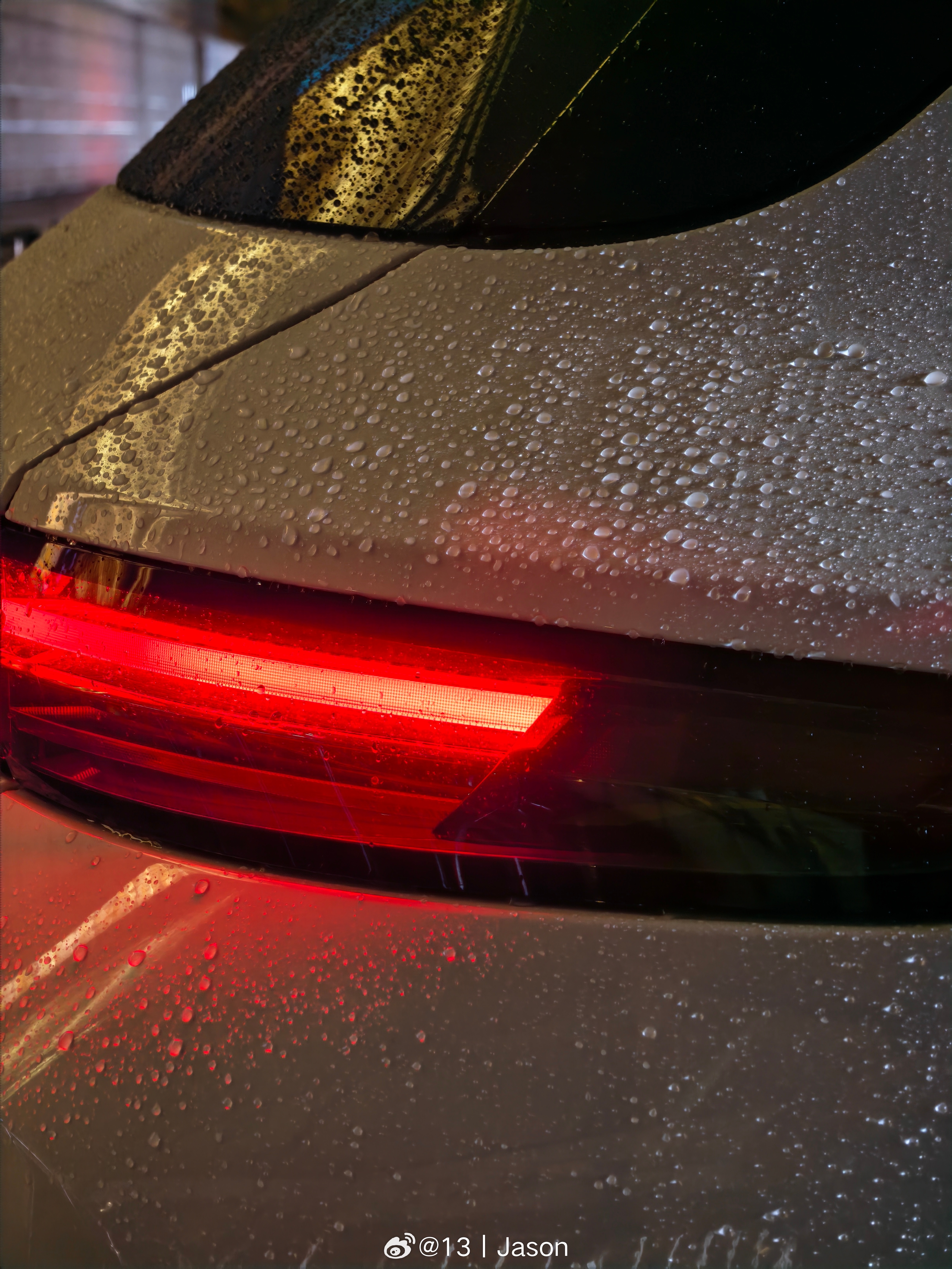 勤洗车的好处之一吧，待会车跑起来，水就麻溜地滑走了。 