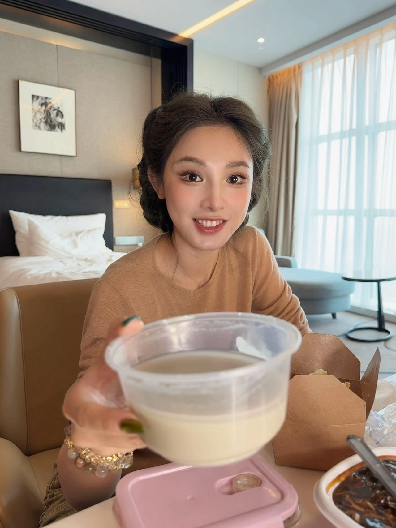 彭小苒走红毯前喝豆汁 彭小苒北影节红毯前状态超松弛，喝豆汁配焦圈儿，一口老北京味