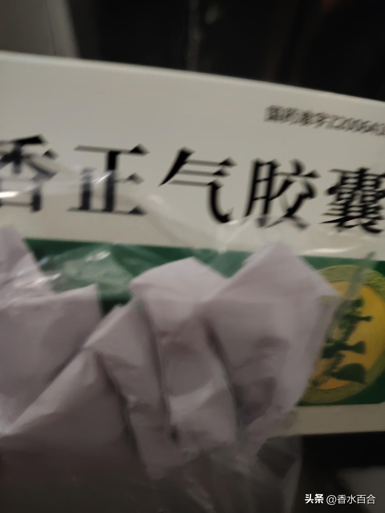 6月27日，古城的天空晴朗，树叶纹丝不动，热辣滚烫。

周末院子并没有什么人。