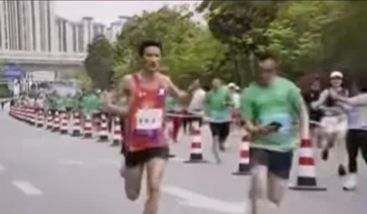 大快人心！遵义马拉松干扰丰配友冲刺者，重罚！
 
半马选手违规跨区，冲进全马赛道