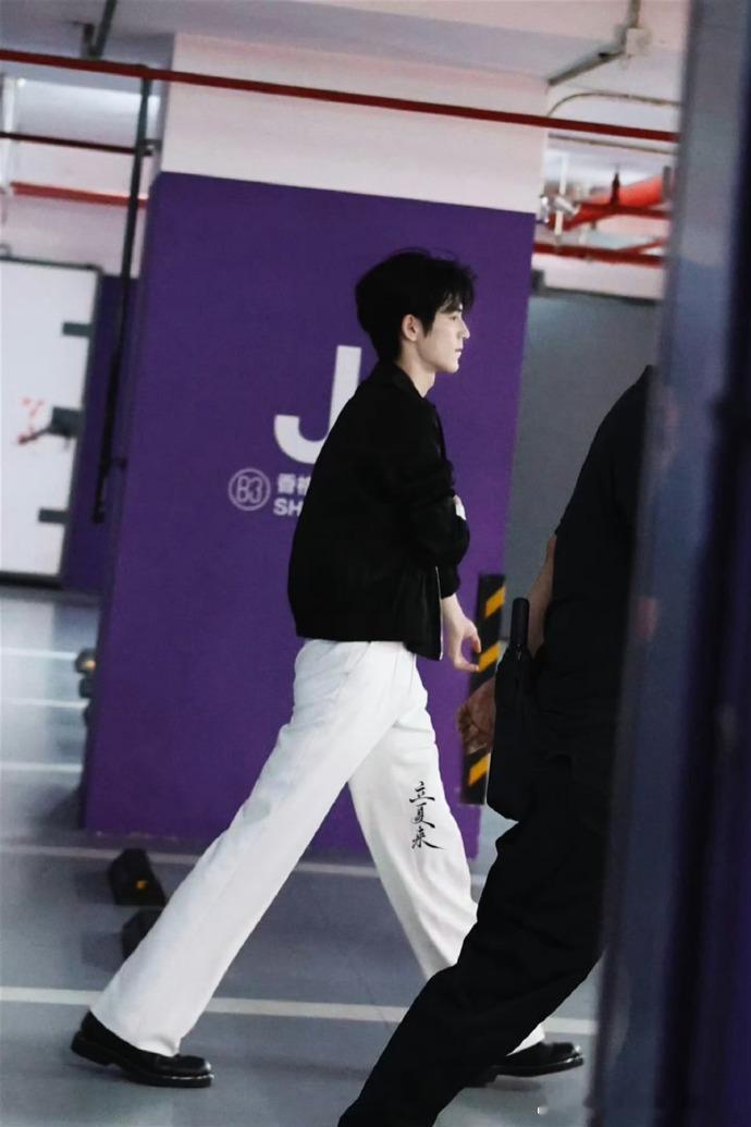 张凌赫张婧仪兰蔻上班张凌赫张婧仪兰蔻活动路透 高领衫配白西装！张凌赫兰蔻上班路透