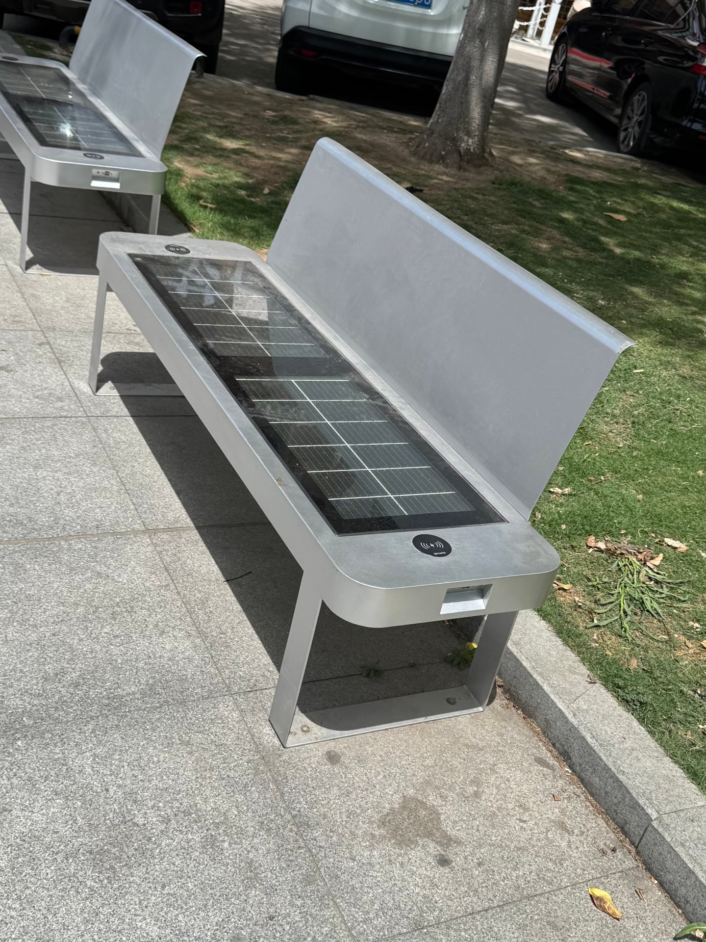 日本人不愿相信中国座椅给手机充电有什么好惊讶的，座椅能充电，路灯也能充电。日本人