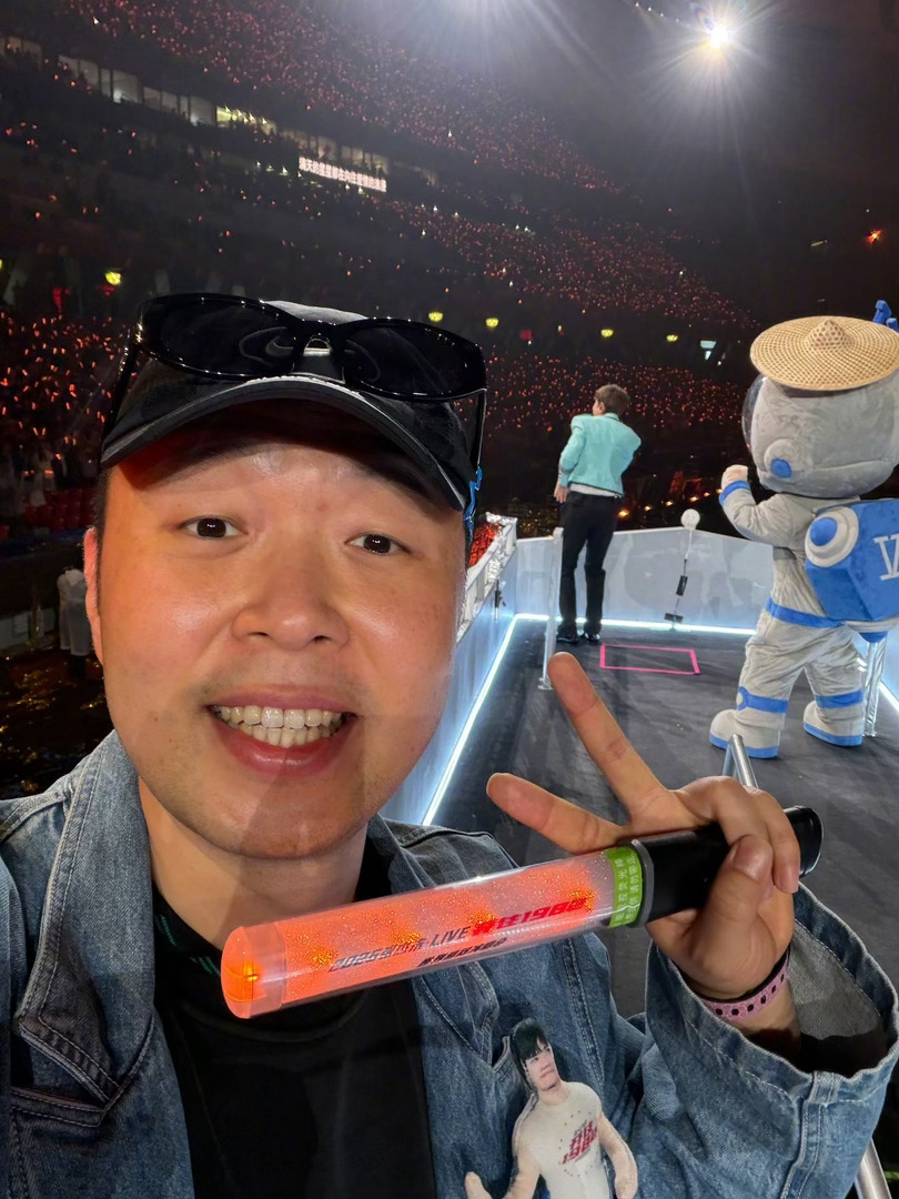 杜海涛上张杰演唱会小火车了 杜海涛成了被杰哥选中的幸运儿，坐着小火车在鸟巢绕了一