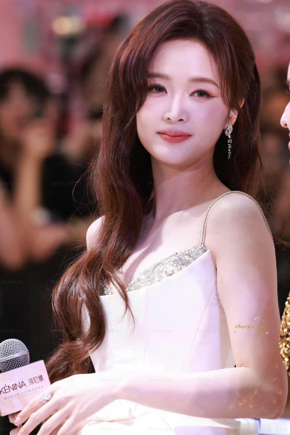 吴宣仪发冠是船吴宣仪把船戴在了头上真的被宣仪狠狠惊艳到咯，把小船戴头上也太浪漫啦