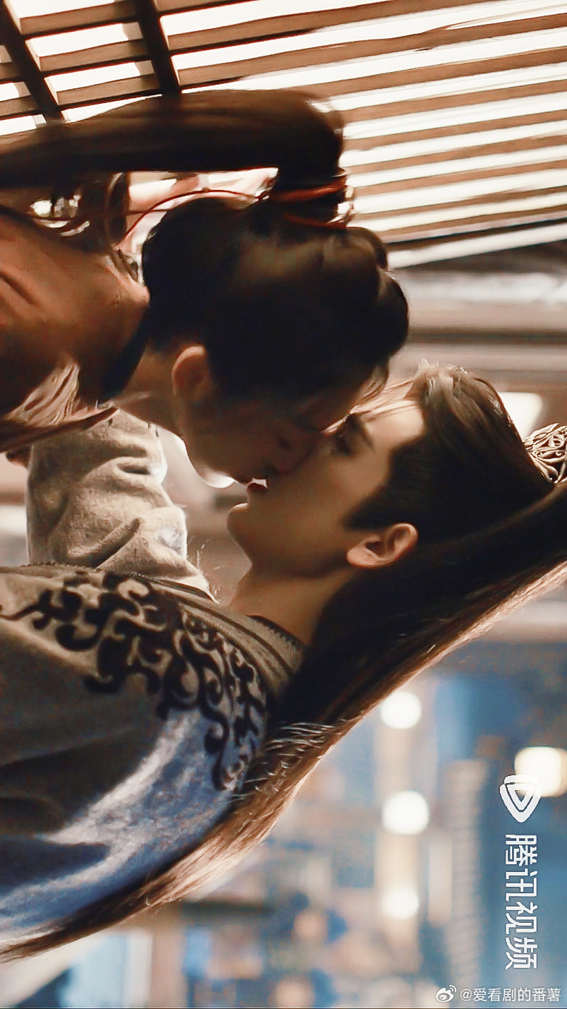 张凌赫田曦薇破窗吻逐玉亲到腿软的路透要播了破窗吻名场面太好嗑，张力拉满甜度超标，