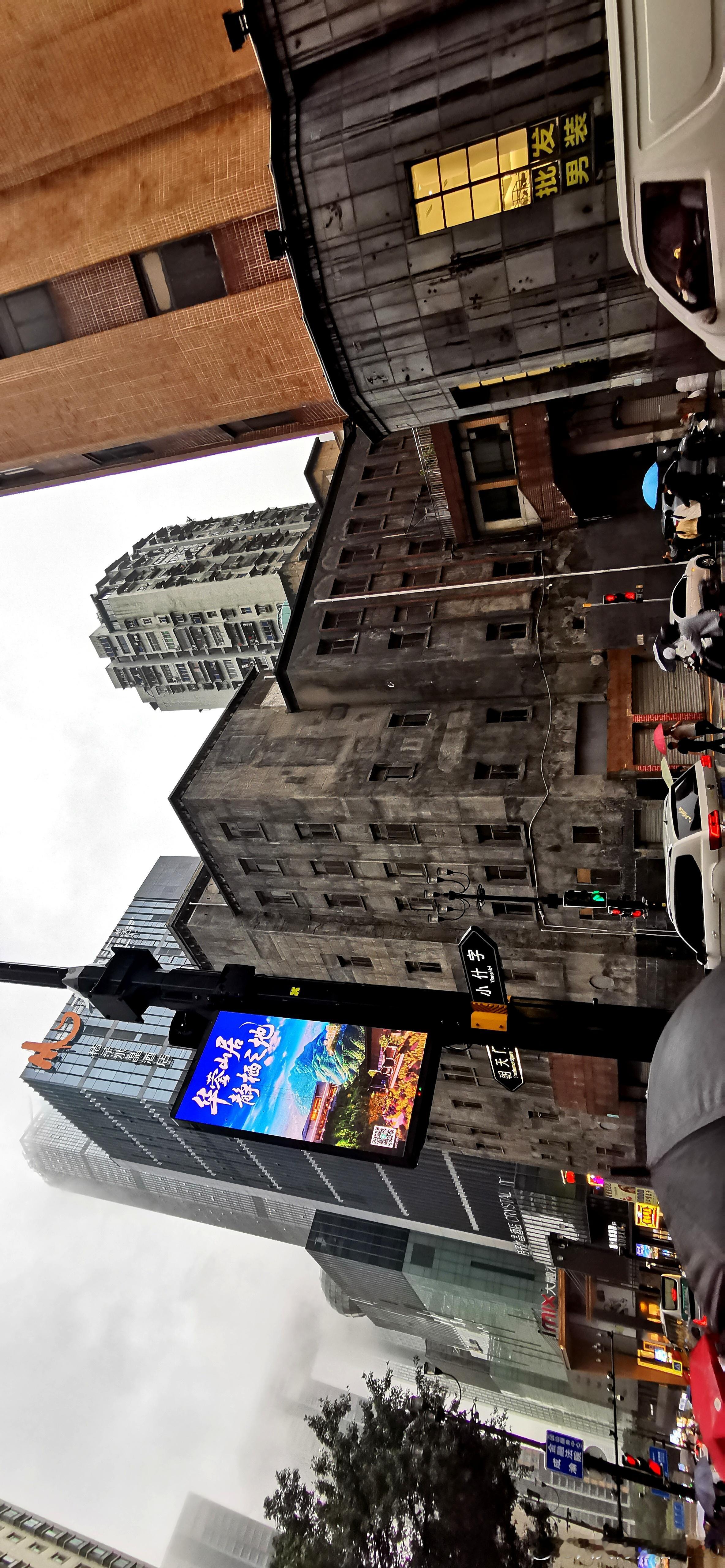 一，还在低位的后排摘帽股今天承接从ST华通流出的潜伏资金而表现强势，近期还有证通