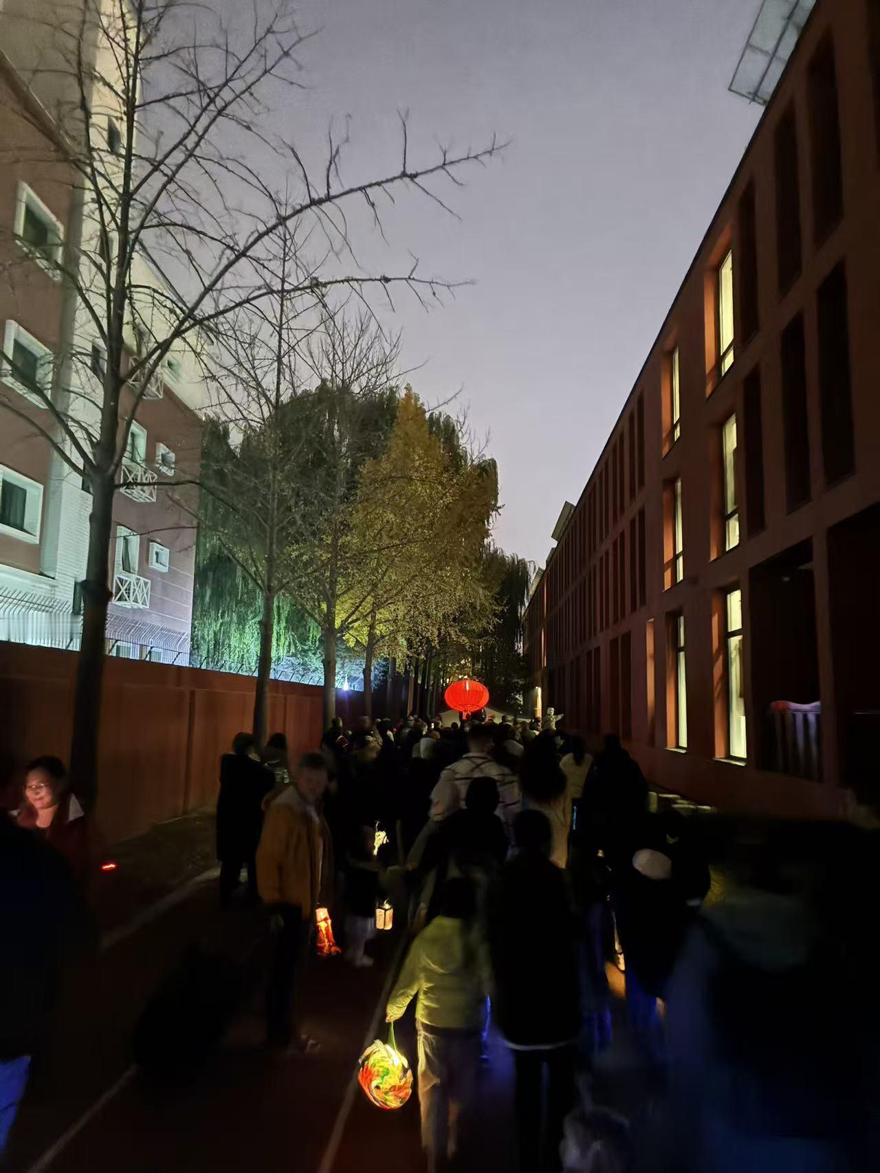 11月11日晚，北京德国使馆学校幼儿园的孩子们手提灯笼，举行了一场充满温馨与光亮