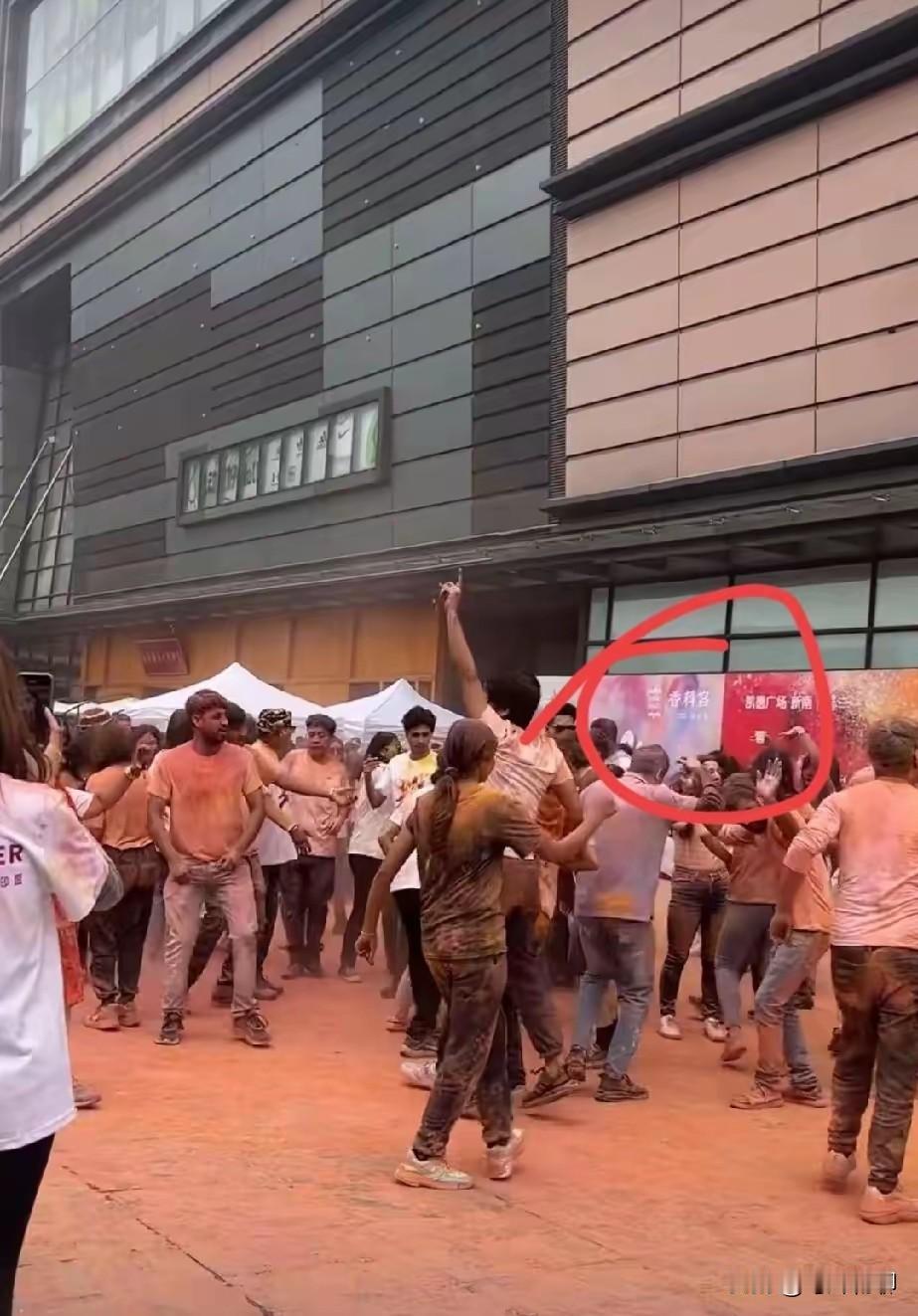 如果不仔细看图中的汉字，大伙会不会以为这是在印度某个城市，一群印度人载歌载舞，随