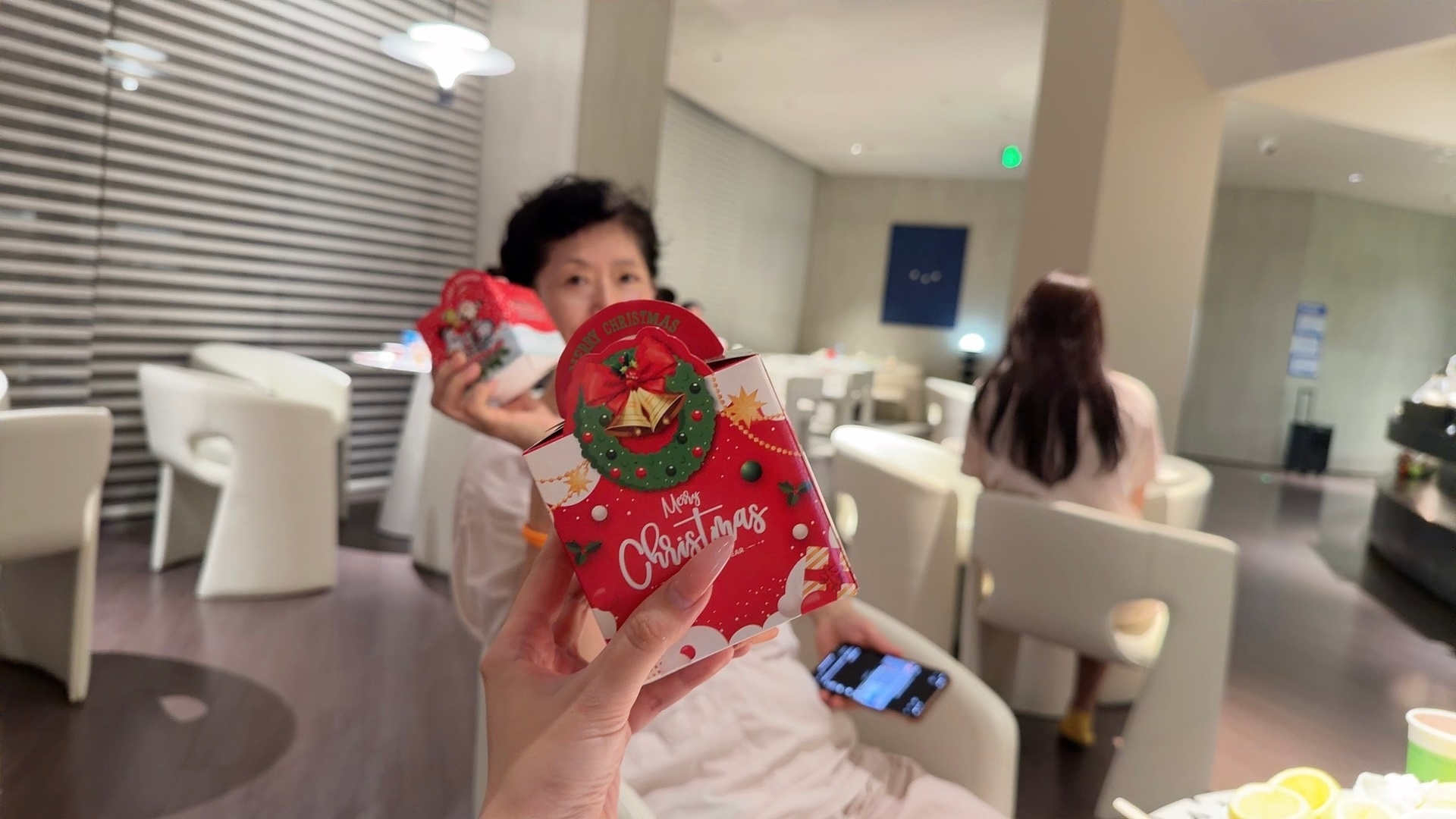 平安夜和妈妈出来洗香香🛁，才发现今天是平安夜～🍎今天我要当榴莲沙手！！猛炫i