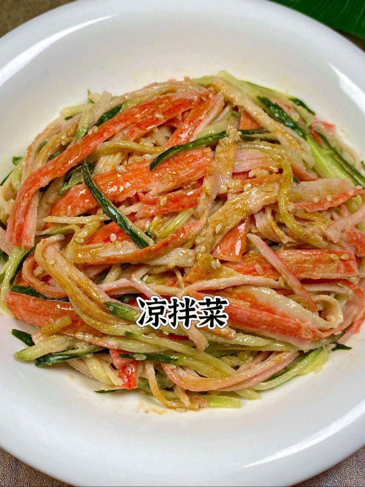 夏天的凉拌菜。这样做鲜美可口，黄瓜脆爽～
蟹柳鲜美嫩滑，泰香了，大人小孩都爱吃，拌一拌
嚏嘎香豳
思食材：黄瓜、蟹柳、芝麻酱
做法如图所示哦