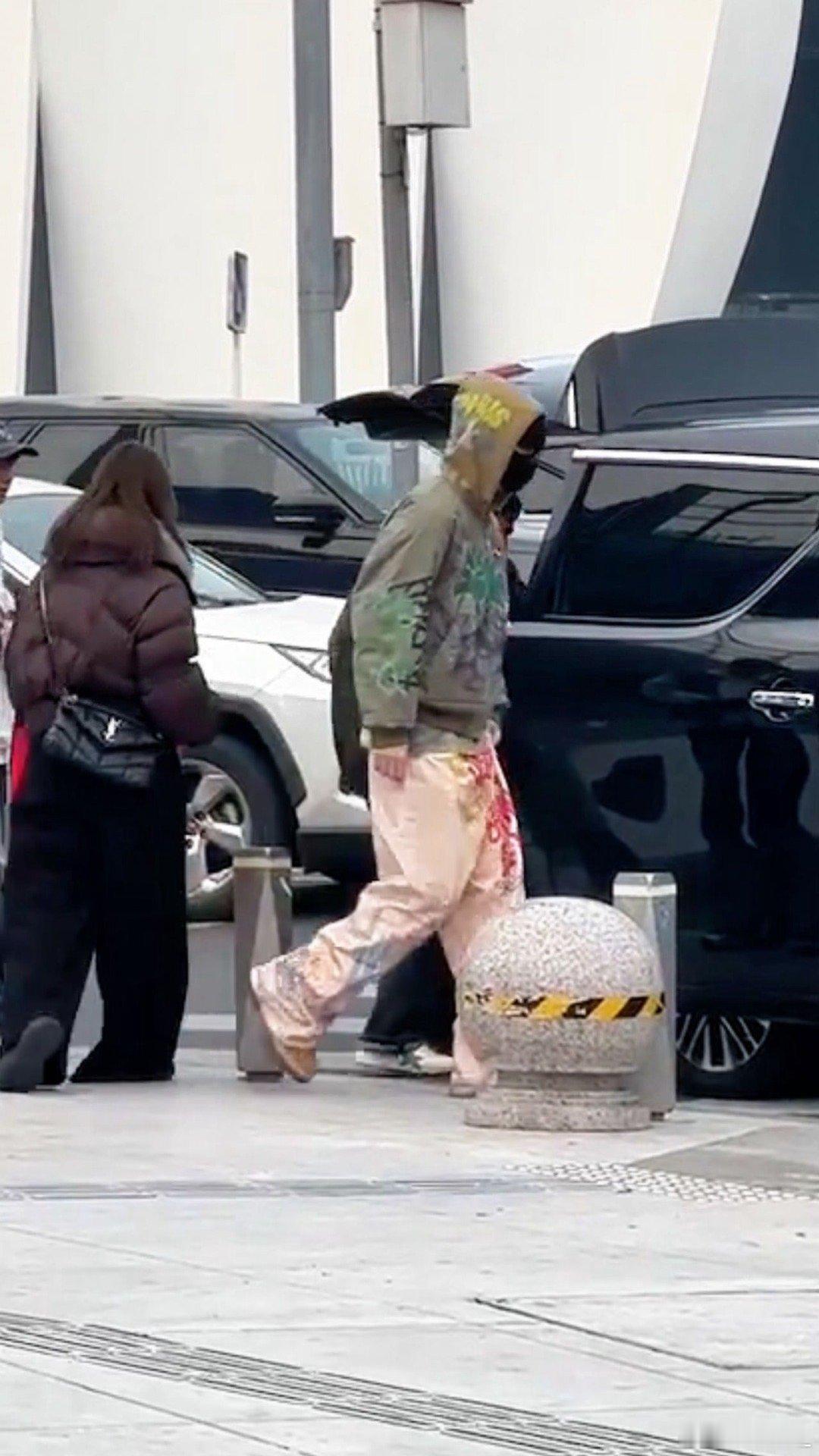 范丞丞出国回来买到关不上后备箱了范丞丞这是把快乐都打包回来了吧？后备箱塞得满满当