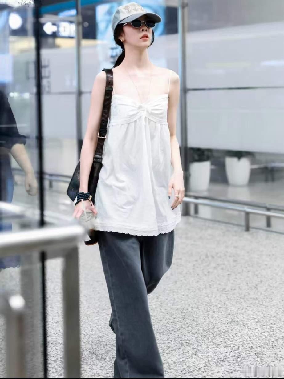 1.宋妍霏与窦靖童还在一起相处当中，俩人似乎是找了各自的灵魂伴侣，窦靖童对宋妍霏