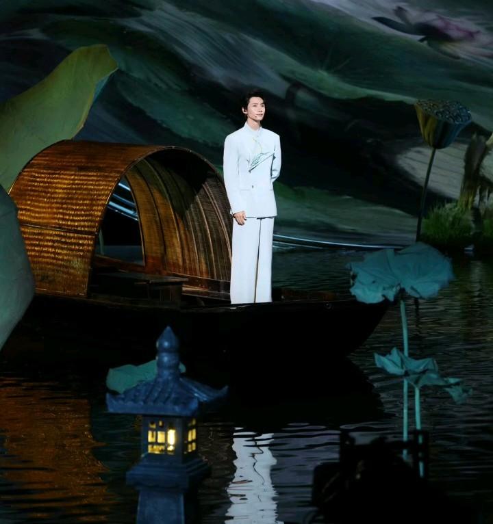 各大平台中秋晚会我只看魏晨！魏晨在哪里我就看向哪里！说句实话央妈对魏晨的厚爱是有