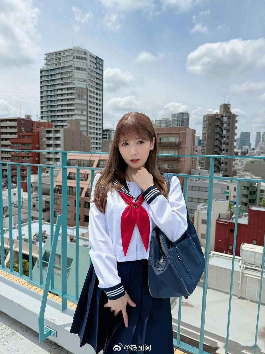 友田彩也香都出道多少年了，现在还可以穿JK装扮少女。 