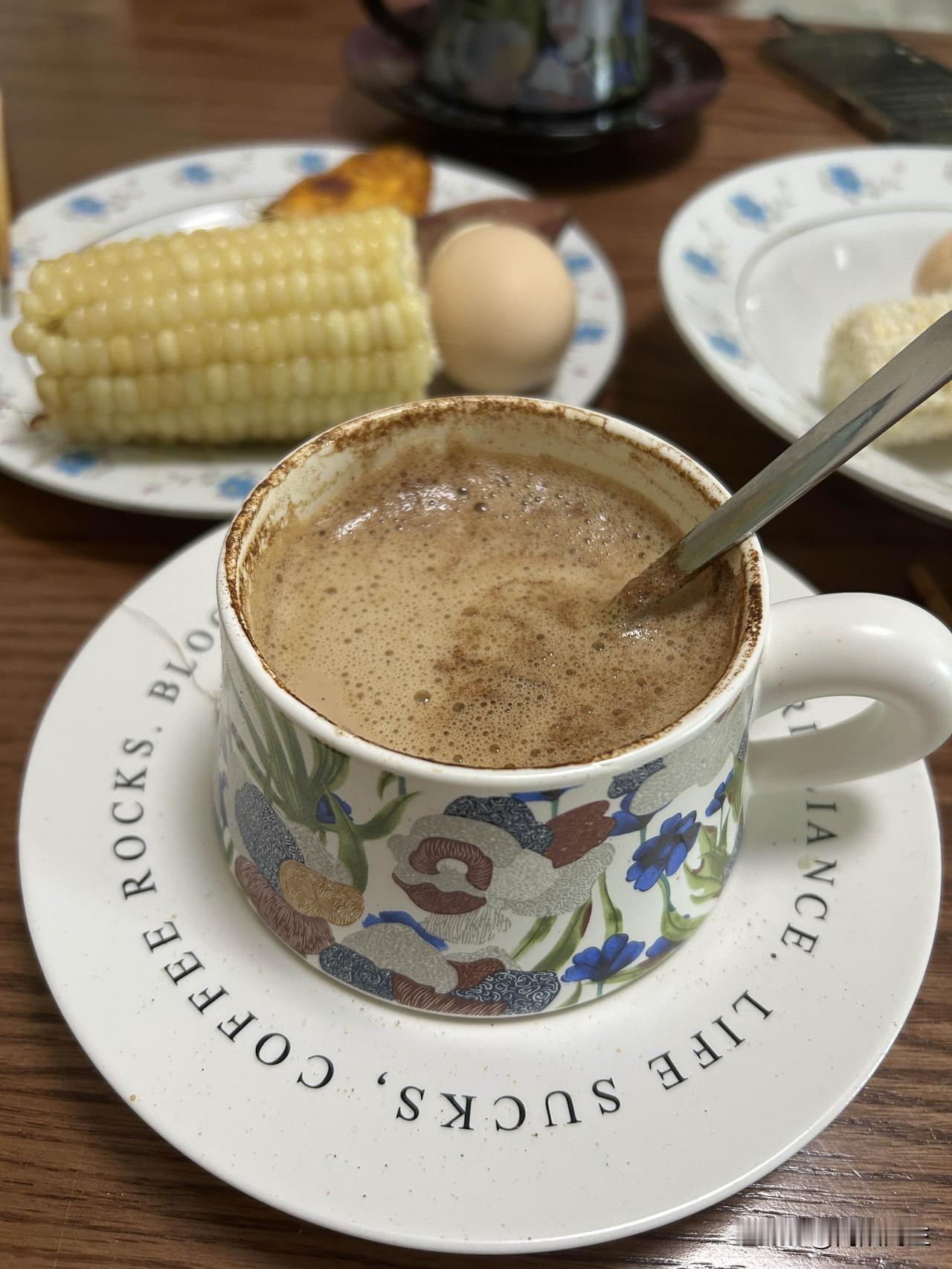 从高攀不起的星巴克到平价的瑞幸。
曾经的咖啡成了一种身份的象征
喝杯下午茶咖啡就