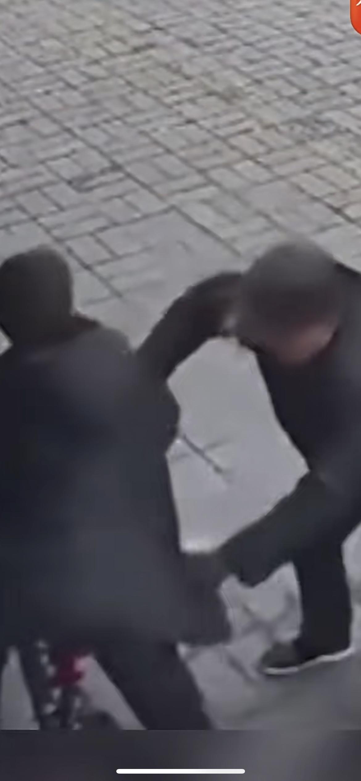 近日湖北，男孩骑自行车路过老人身旁，被一把拉下，随后老人坐地上不起，男孩机智大喊