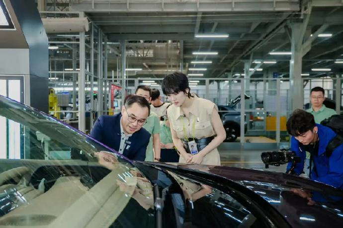姚安娜入职长安汽车（任品牌与用户体验官）工号“1001”，长安汽车董事长朱华荣陪