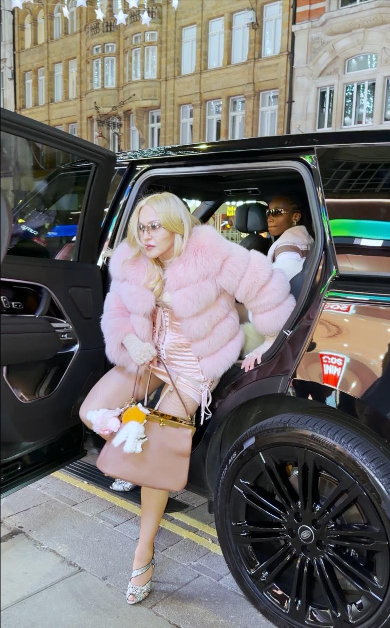 67岁麦当娜街拍状态 67岁，对于麦当娜是新的黄金期。回归华纳，筹备唱跳专辑。街