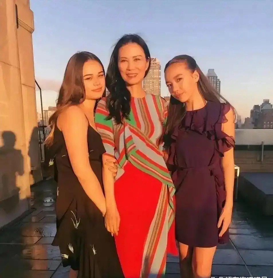 如今才读懂邓文迪，昔日她直言女儿体态偏胖遭众人指责严苛，如今两个女儿身形气质出众