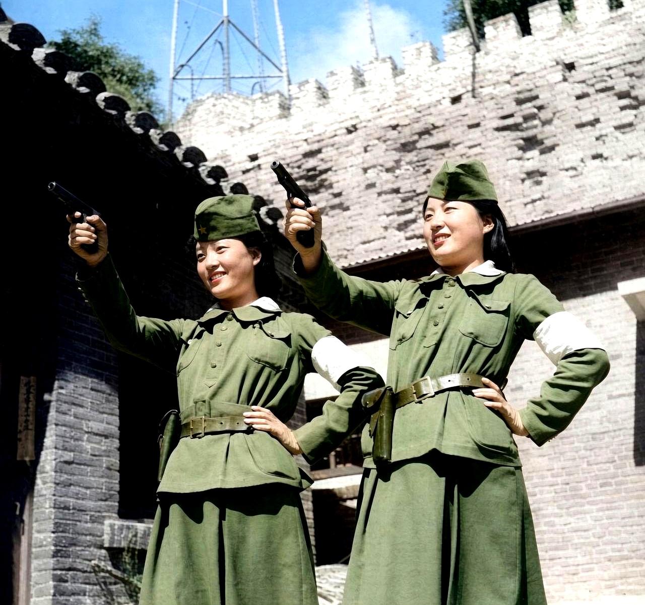 1939年的前门火车站，画面一出来就挺扎眼：两名穿着制服的铁路女路警，手里举着短