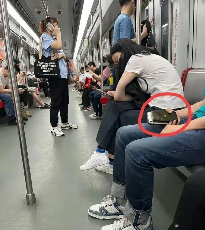 我很纳闷，现在什么年代了，手机不都是最起码双卡双待了吗？怎么还有人拿两个手机？难