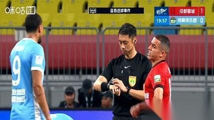 就这么进了？
开场才十几分钟，一记头球，网动了。成都主场瞬间就炸了，但我敢说，电