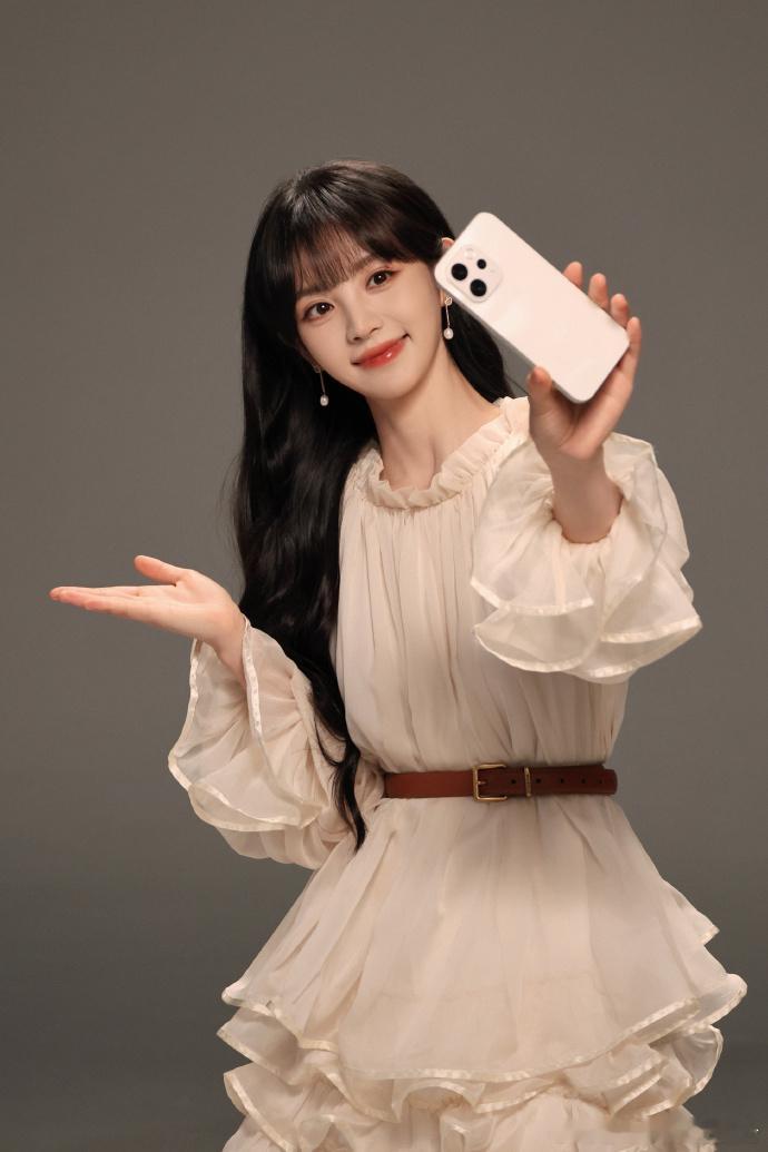 田曦薇一天官宣两个代言田曦薇挂脖绿裙 田曦薇一天双代言官宣！芥末绿挂脖裙勾勒曼妙