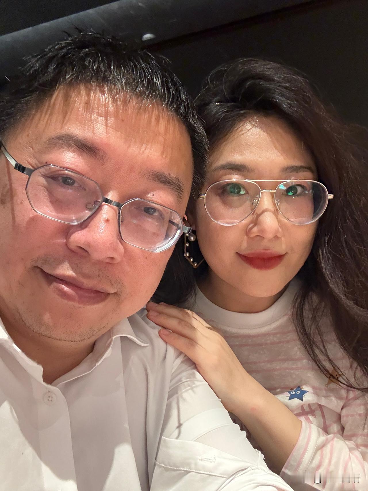 沈逸老师提前在周日就把三妹的节目做完了，原来今天是陪夫人呢，真贴心！上海人富有才