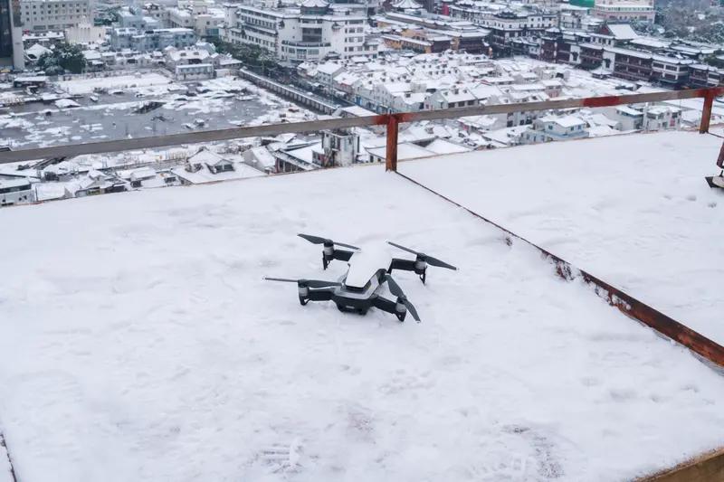现在无人机除雪生意简直火出圈了，飞手们都忙得不可开交，直呼干不完！这确实是个新兴