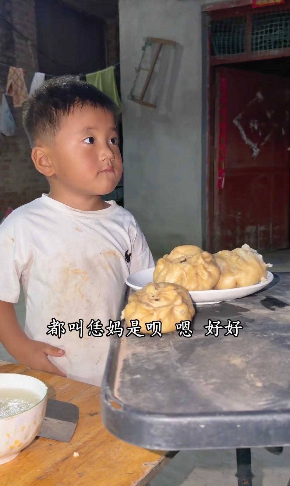 树兰太懒了，到处脏兮兮的，包子丢在泥土的桌子上叫妮娃吃，老表看不下去去擦桌子，树