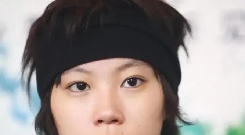 张柏芝被全网骂了47天，18岁的谢振轩没跟任何人商量，自己改签了一张12小时的经