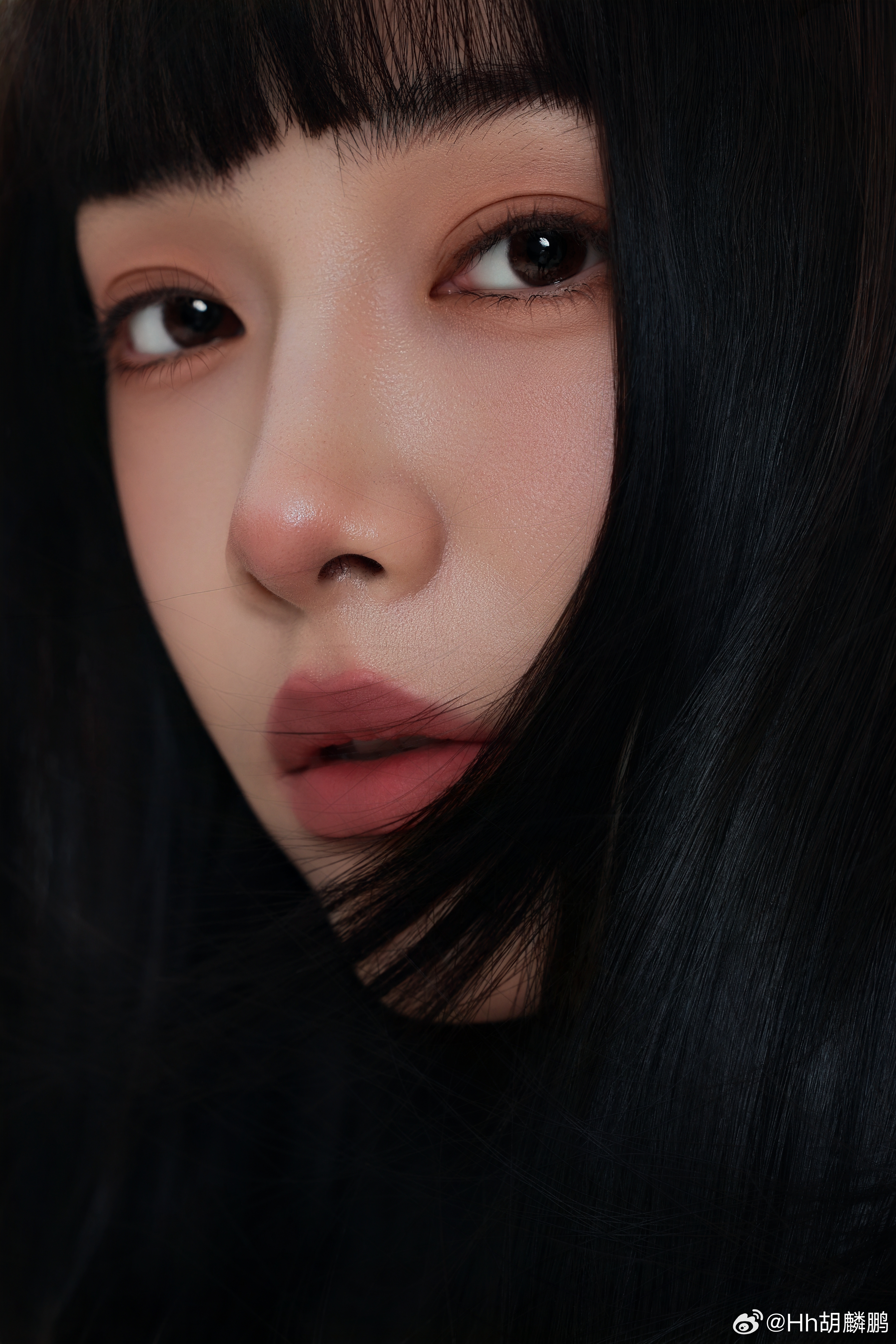 她太迷人了，她很擅长做自己。胡麟鹏