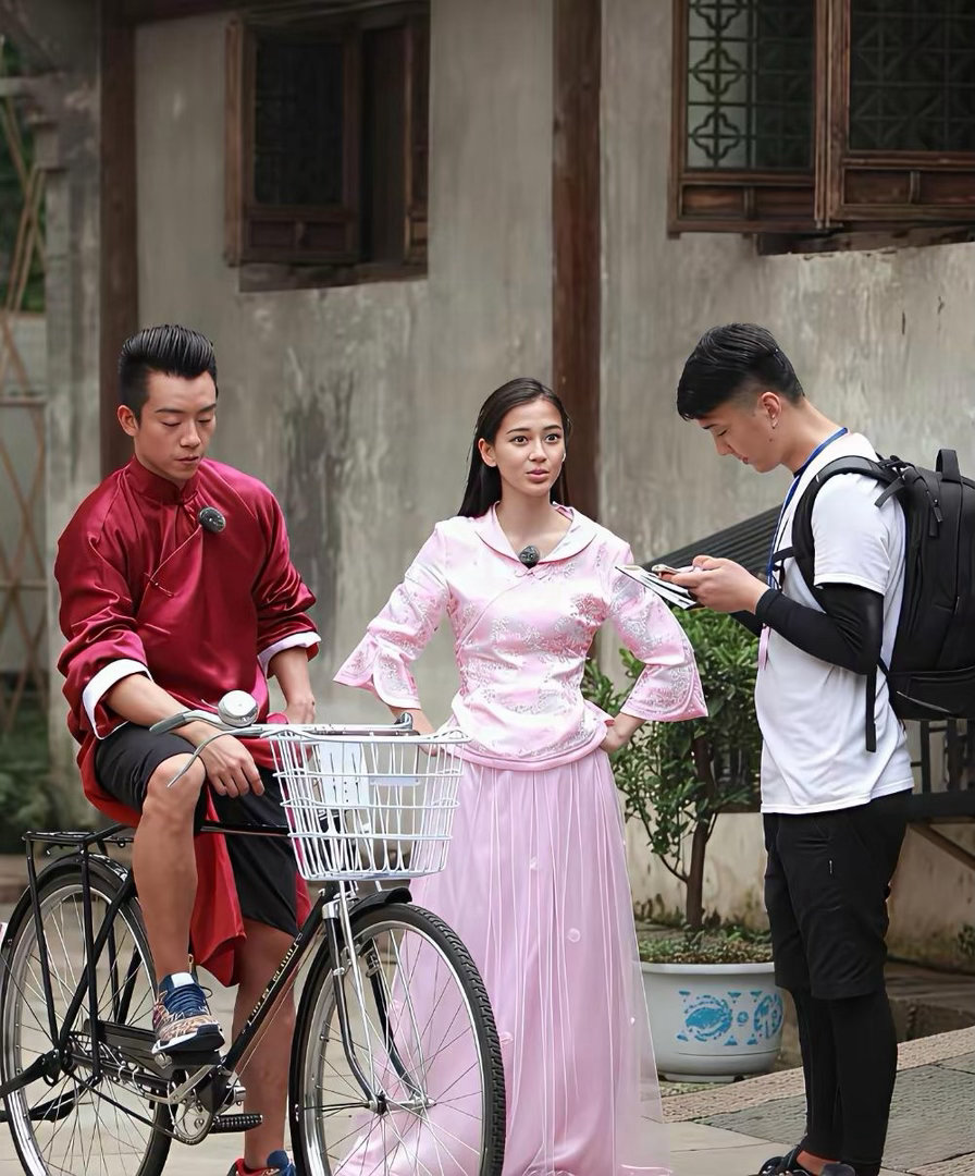 baby素颜不算白，但是五官太漂亮了，很真实 