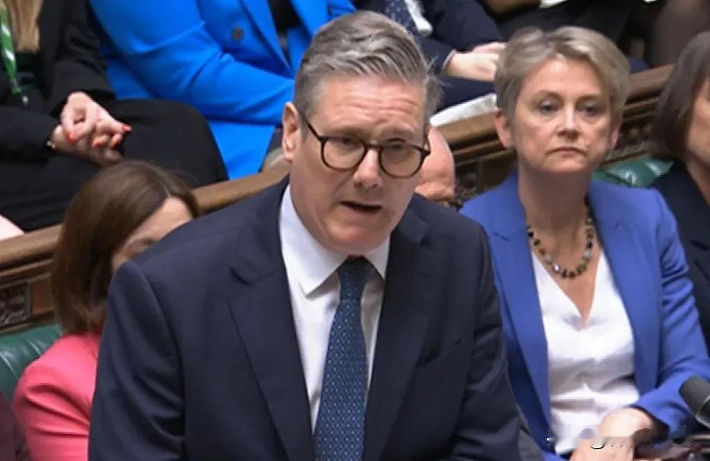 英国政坛最近真是“热闹非凡”，斯塔默被逼宫。地方议会选举中，首相斯塔默领导的工党